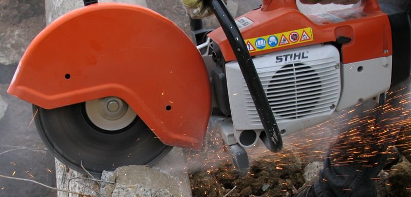 Řezný kotouč na beton v ruční benzínové řezačce Řezný kotouč na beton v ruční benzínové řezačce